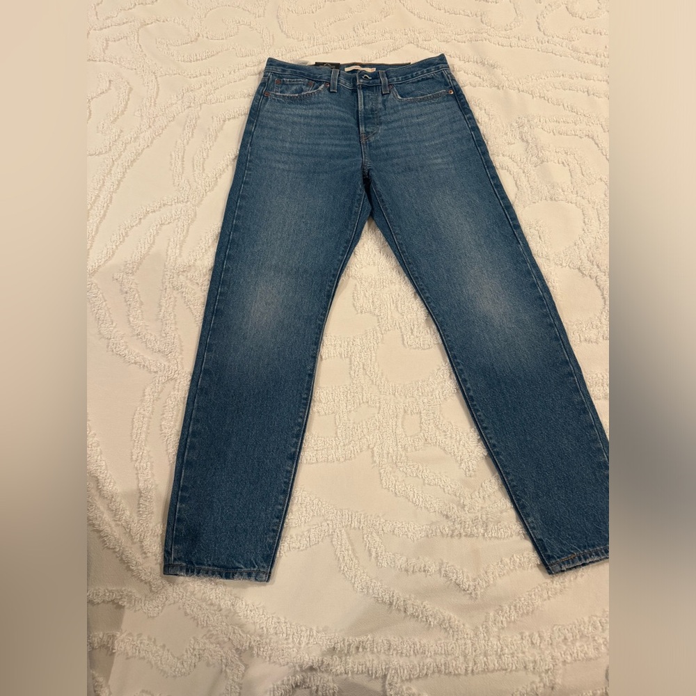 Levi’s Wedgie Icon Fit Ankle Womens Jeans
Color: Oxnard Edge
Size: 27